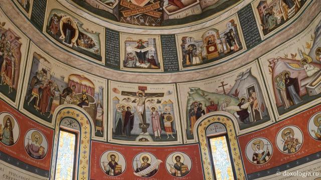 Clipe de liniște în biserica nouă a Mănăstirii Nicula