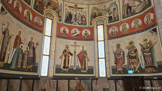 Clipe de liniște în biserica nouă a Mănăstirii Nicula