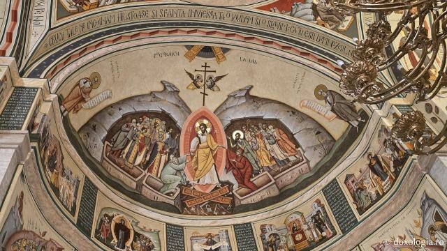 Clipe de liniște în biserica nouă a Mănăstirii Nicula