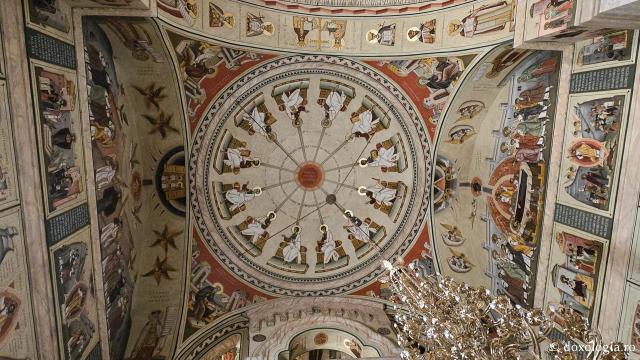 Clipe de liniște în biserica nouă a Mănăstirii Nicula