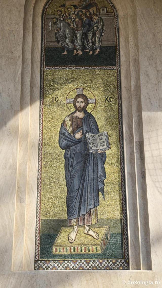 Clipe de liniște în biserica nouă a Mănăstirii Nicula