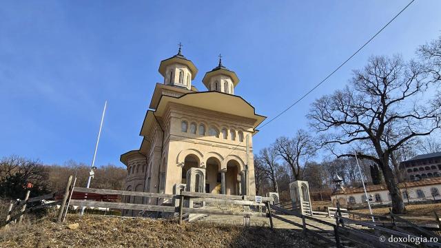 Clipe de liniște în biserica nouă a Mănăstirii Nicula