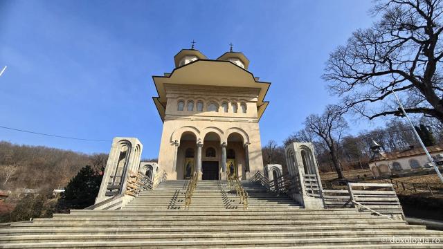 Clipe de liniște în biserica nouă a Mănăstirii Nicula