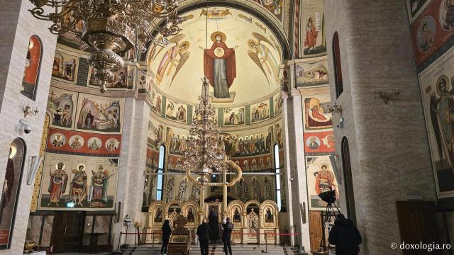 Clipe de liniște în biserica nouă a Mănăstirii Nicula