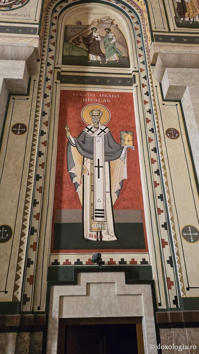 Clipe de liniște în biserica nouă a Mănăstirii Nicula