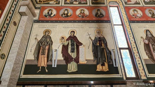 Clipe de liniște în biserica nouă a Mănăstirii Nicula