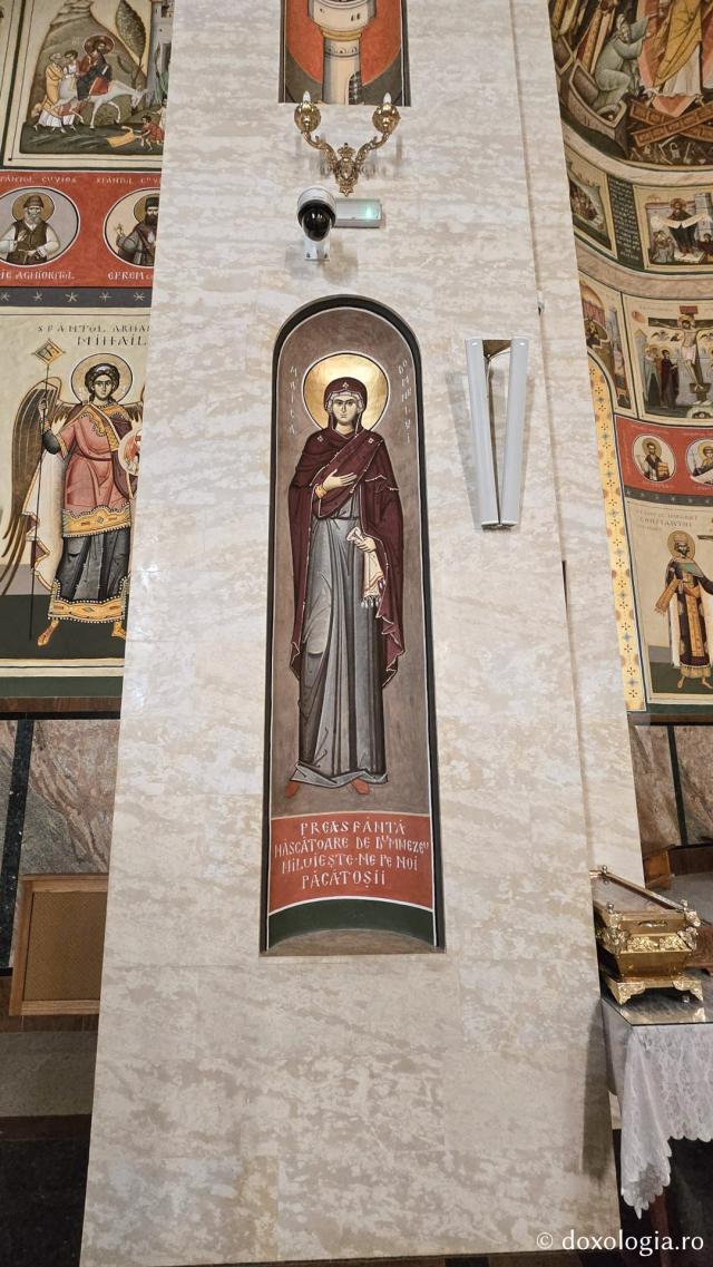 Clipe de liniște în biserica nouă a Mănăstirii Nicula