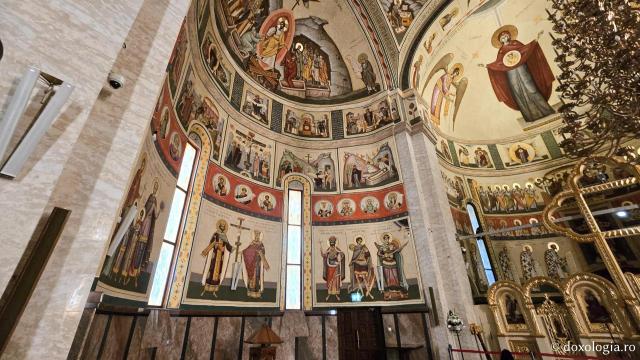 Clipe de liniște în biserica nouă a Mănăstirii Nicula