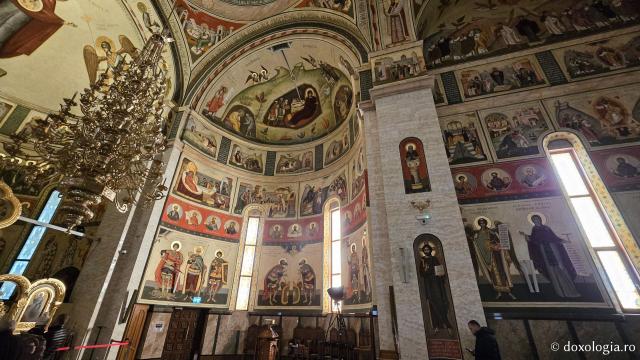 Clipe de liniște în biserica nouă a Mănăstirii Nicula