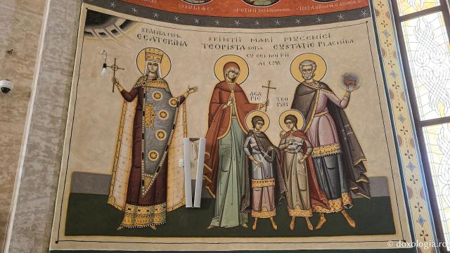 Clipe de liniște în biserica nouă a Mănăstirii Nicula