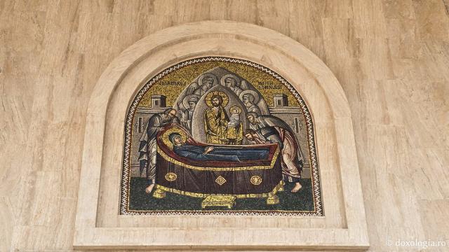 Clipe de liniște în biserica nouă a Mănăstirii Nicula