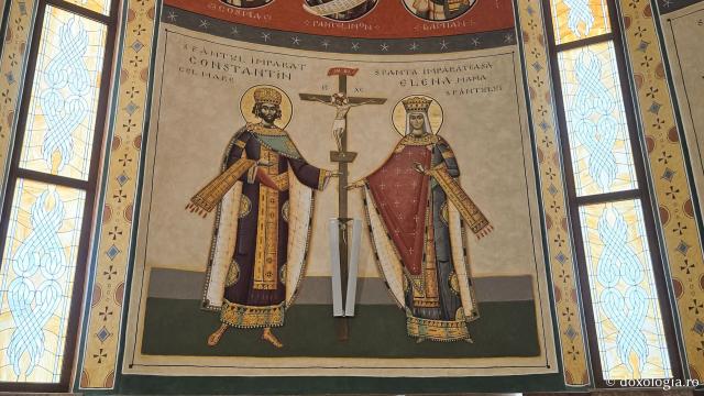 Clipe de liniște în biserica nouă a Mănăstirii Nicula
