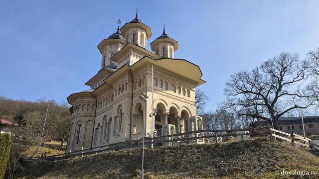 Clipe de liniște în biserica nouă a Mănăstirii Nicula