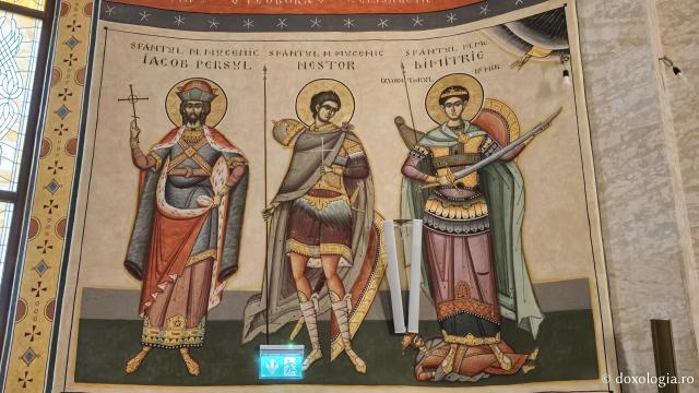 Clipe de liniște în biserica nouă a Mănăstirii Nicula