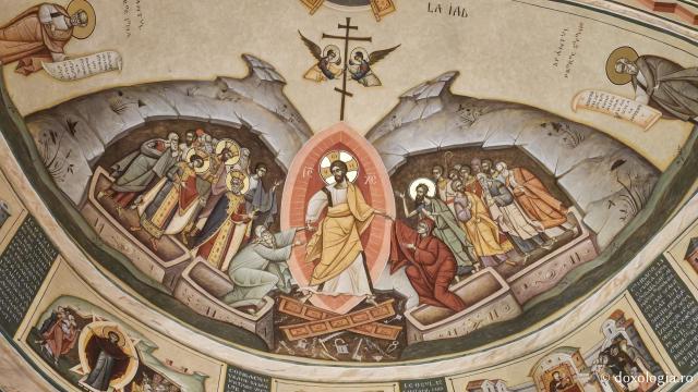Clipe de liniște în biserica nouă a Mănăstirii Nicula