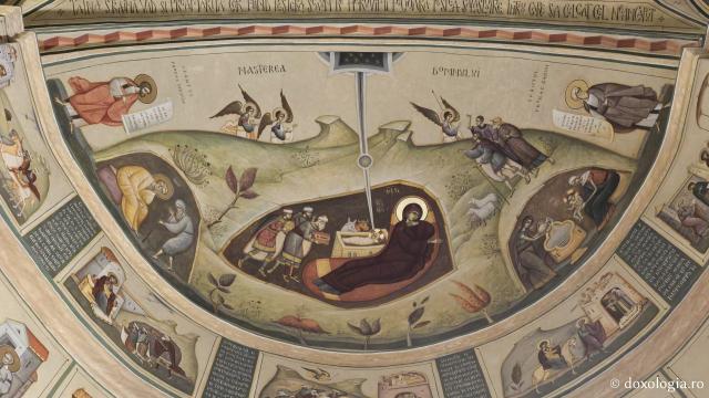 Clipe de liniște în biserica nouă a Mănăstirii Nicula