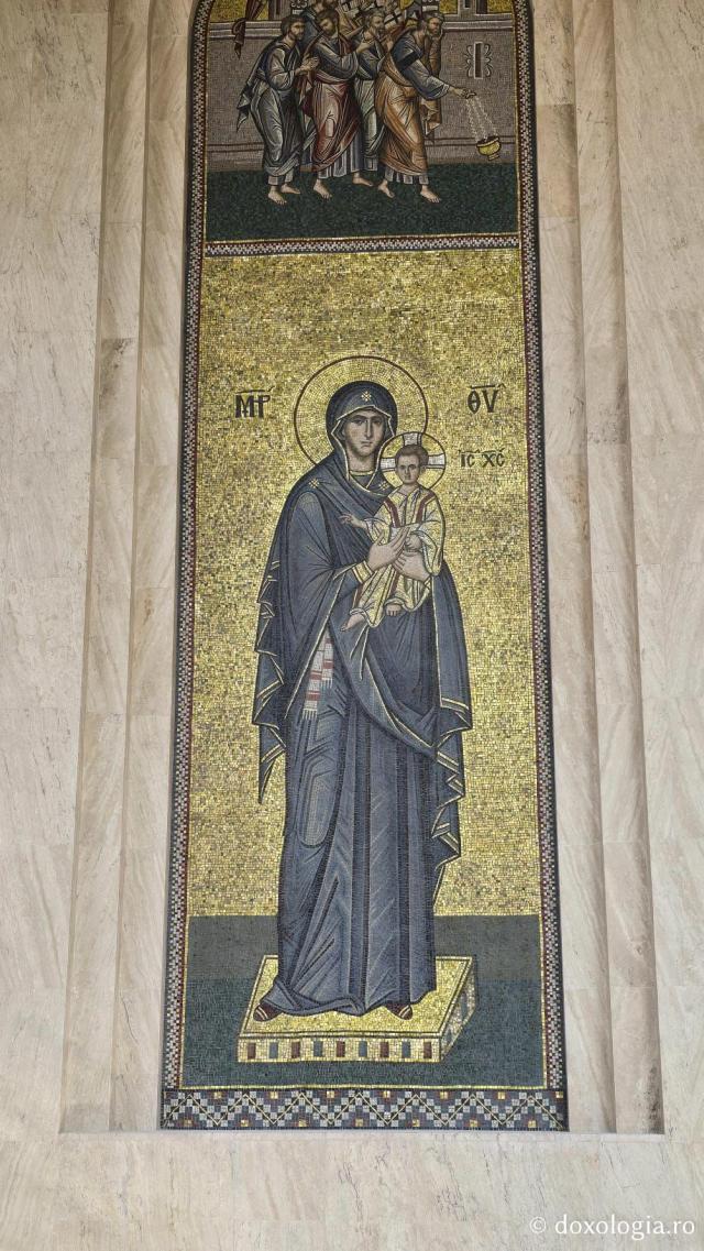 Clipe de liniște în biserica nouă a Mănăstirii Nicula