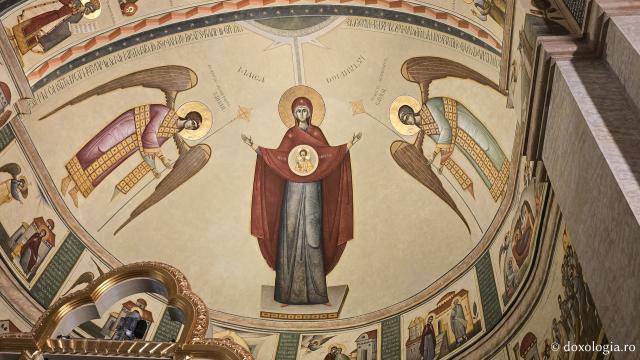 Clipe de liniște în biserica nouă a Mănăstirii Nicula