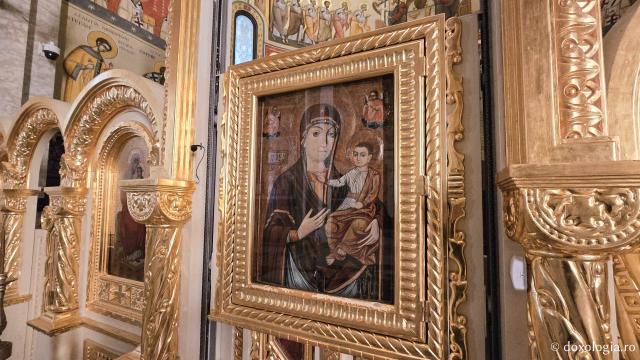 Clipe de liniște în biserica nouă a Mănăstirii Nicula