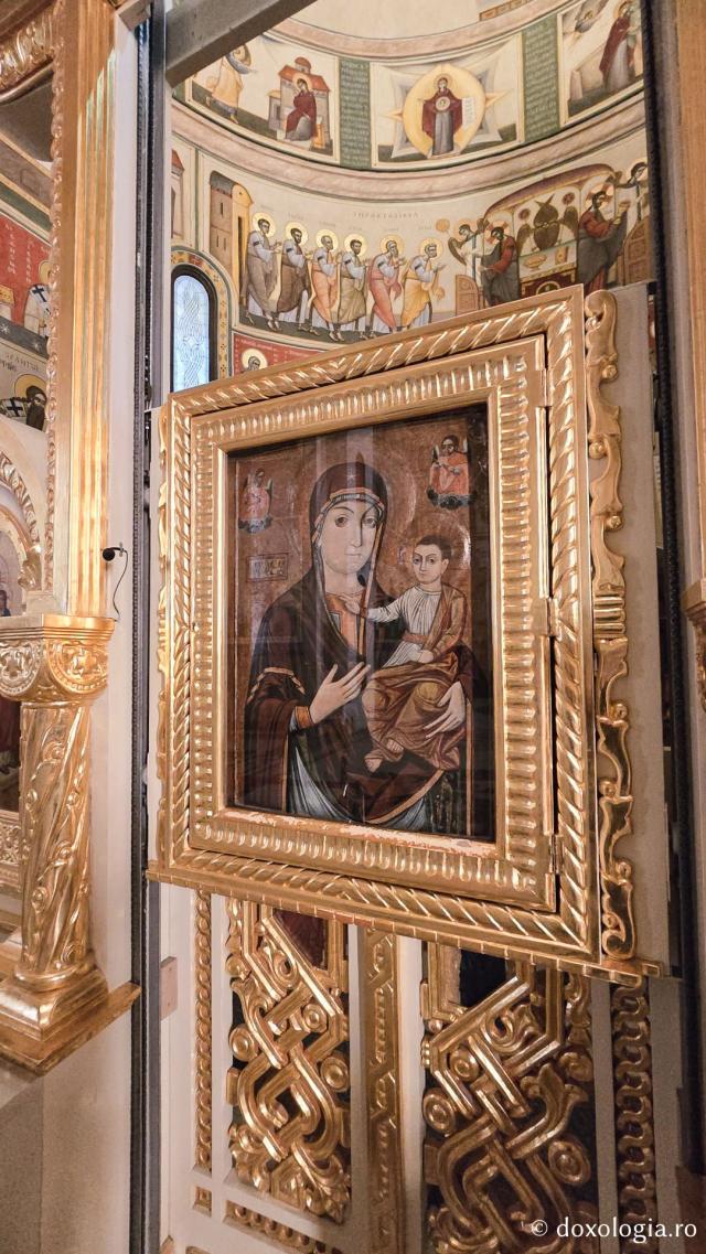 Clipe de liniște în biserica nouă a Mănăstirii Nicula
