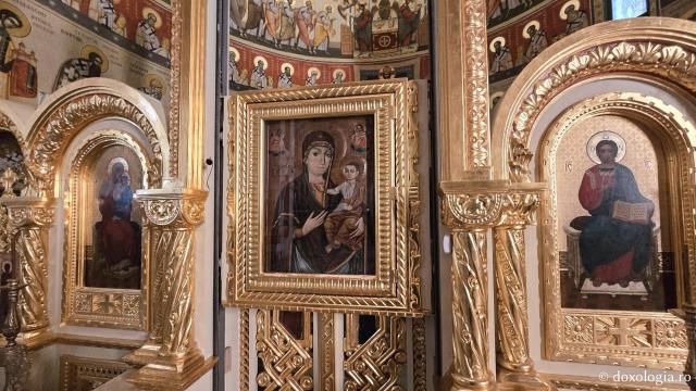 Clipe de liniște în biserica nouă a Mănăstirii Nicula