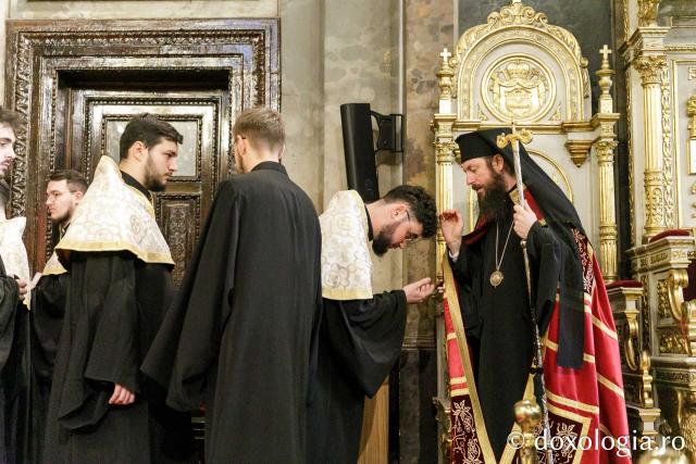 Priveghere la praznicul Întâmpinării Domnului, la Catedrala Mitropolitană din Iași 2025 / Foto: pr. Silviu Cluci Priveghere la praznicul Întâmpinării Domnului, la Catedrala Mitropolitană din Iași 2025