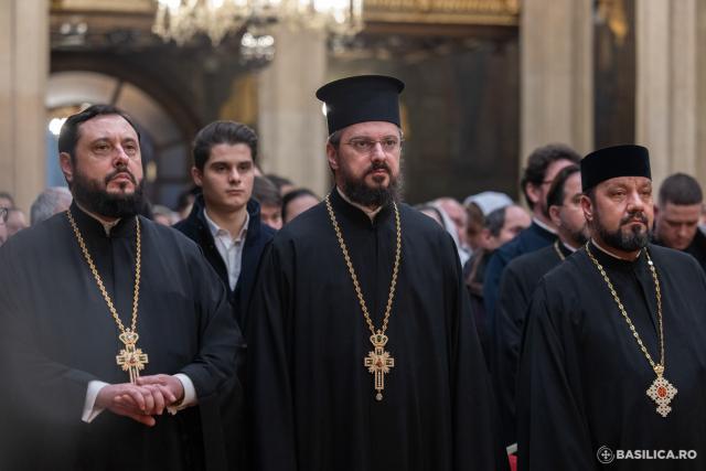 Cei 16 sfinții români canonizați, pomeniți pentru ultima oară în cadrul slujbei parastasului / Cei 16 sfinții români canonizați, pomeniți pentru ultima oară în cadrul slujbei parastasului / Foto: Basilica.ro - Raluca-Emanuela Ene Cei 16 sfinții români canonizați, pomeniți pentru ultima oară în cadrul slujbei parastasului