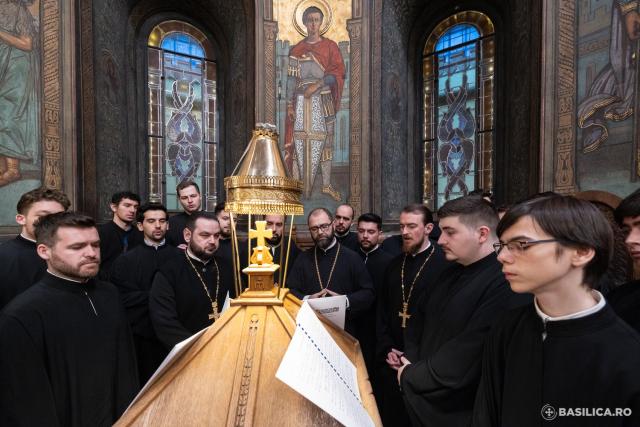 Cei 16 sfinții români canonizați, pomeniți pentru ultima oară în cadrul slujbei parastasului / Cei 16 sfinții români canonizați, pomeniți pentru ultima oară în cadrul slujbei parastasului / Foto: Basilica.ro - Raluca-Emanuela Ene Cei 16 sfinții români canonizați, pomeniți pentru ultima oară în cadrul slujbei parastasului