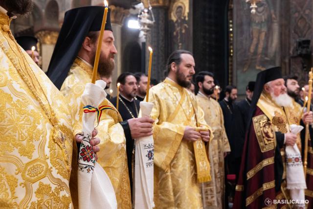 Cei 16 sfinții români canonizați, pomeniți pentru ultima oară în cadrul slujbei parastasului / Cei 16 sfinții români canonizați, pomeniți pentru ultima oară în cadrul slujbei parastasului / Foto: Basilica.ro - Raluca-Emanuela Ene Cei 16 sfinții români canonizați, pomeniți pentru ultima oară în cadrul slujbei parastasului