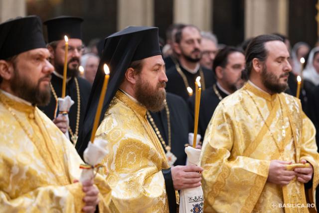 Cei 16 sfinții români canonizați, pomeniți pentru ultima oară în cadrul slujbei parastasului / Cei 16 sfinții români canonizați, pomeniți pentru ultima oară în cadrul slujbei parastasului / Foto: Basilica.ro - Raluca-Emanuela Ene Cei 16 sfinții români canonizați, pomeniți pentru ultima oară în cadrul slujbei parastasului