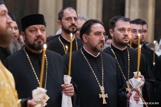 Cei 16 sfinții români canonizați, pomeniți pentru ultima oară în cadrul slujbei parastasului / Cei 16 sfinții români canonizați, pomeniți pentru ultima oară în cadrul slujbei parastasului / Foto: Basilica.ro - Raluca-Emanuela Ene Cei 16 sfinții români canonizați, pomeniți pentru ultima oară în cadrul slujbei parastasului