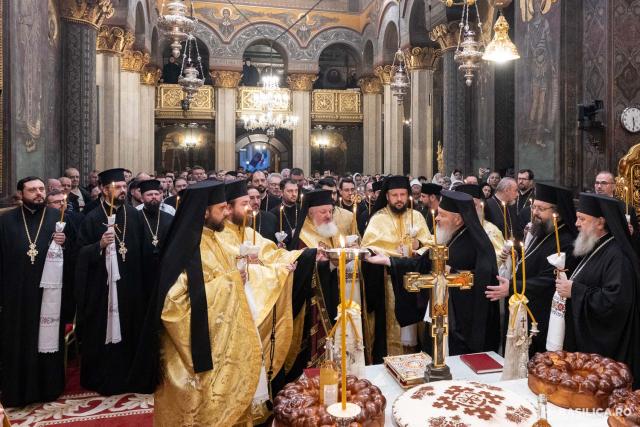 Cei 16 sfinții români canonizați, pomeniți pentru ultima oară în cadrul slujbei parastasului / Cei 16 sfinții români canonizați, pomeniți pentru ultima oară în cadrul slujbei parastasului / Foto: Basilica.ro - Raluca-Emanuela Ene Cei 16 sfinții români canonizați, pomeniți pentru ultima oară în cadrul slujbei parastasului