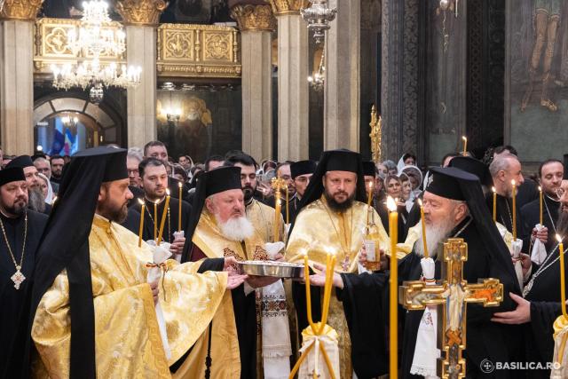 Cei 16 sfinții români canonizați, pomeniți pentru ultima oară în cadrul slujbei parastasului / Cei 16 sfinții români canonizați, pomeniți pentru ultima oară în cadrul slujbei parastasului / Foto: Basilica.ro - Raluca-Emanuela Ene Cei 16 sfinții români canonizați, pomeniți pentru ultima oară în cadrul slujbei parastasului