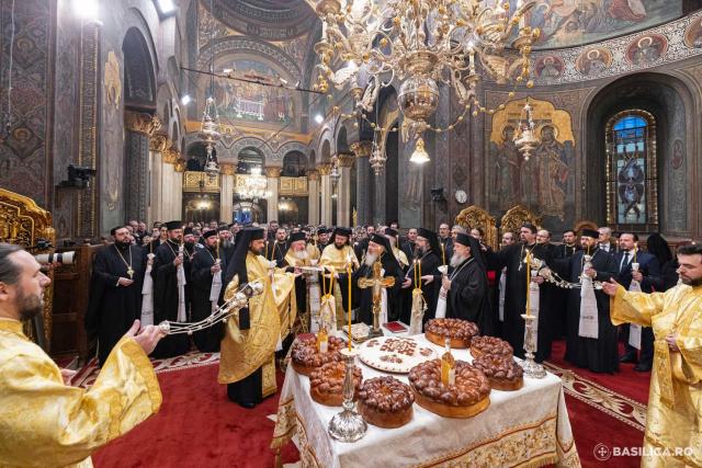 Cei 16 sfinții români canonizați, pomeniți pentru ultima oară în cadrul slujbei parastasului / Cei 16 sfinții români canonizați, pomeniți pentru ultima oară în cadrul slujbei parastasului / Foto: Basilica.ro - Raluca-Emanuela Ene Cei 16 sfinții români canonizați, pomeniți pentru ultima oară în cadrul slujbei parastasului