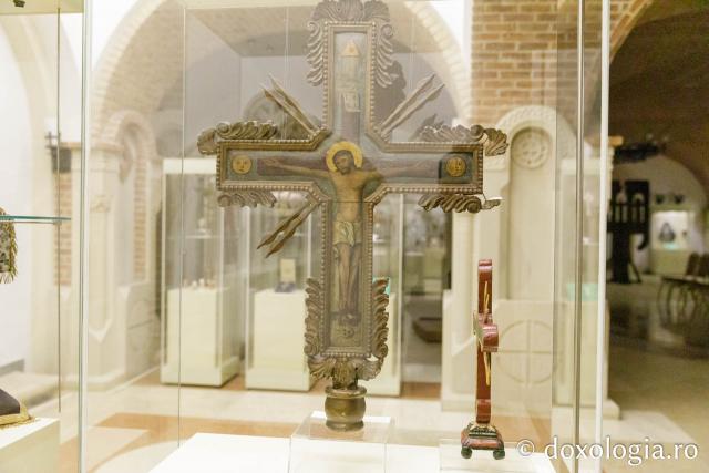 Expoziția „Crucii Tale ne închinăm, Stăpâne, și sfântă Învierea Ta o lăudăm și o slăvim” / Foto: pr. Silviu Cluci Expoziția „Crucii Tale ne închinăm, Stăpâne, și sfântă Învierea Ta o lăudăm și o slăvim”