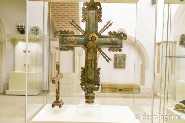 Expoziția „Crucii Tale ne închinăm, Stăpâne, și sfântă Învierea Ta o lăudăm și o slăvim” / Foto: pr. Silviu Cluci Expoziția „Crucii Tale ne închinăm, Stăpâne, și sfântă Învierea Ta o lăudăm și o slăvim”