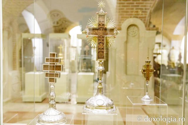 Expoziția „Crucii Tale ne închinăm, Stăpâne, și sfântă Învierea Ta o lăudăm și o slăvim” / Foto: pr. Silviu Cluci Expoziția „Crucii Tale ne închinăm, Stăpâne, și sfântă Învierea Ta o lăudăm și o slăvim”