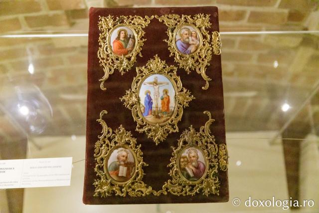 Expoziția „Crucii Tale ne închinăm, Stăpâne, și sfântă Învierea Ta o lăudăm și o slăvim” / Foto: pr. Silviu Cluci Expoziția „Crucii Tale ne închinăm, Stăpâne, și sfântă Învierea Ta o lăudăm și o slăvim”