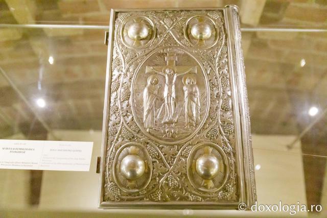 Expoziția „Crucii Tale ne închinăm, Stăpâne, și sfântă Învierea Ta o lăudăm și o slăvim” / Foto: pr. Silviu Cluci Expoziția „Crucii Tale ne închinăm, Stăpâne, și sfântă Învierea Ta o lăudăm și o slăvim”