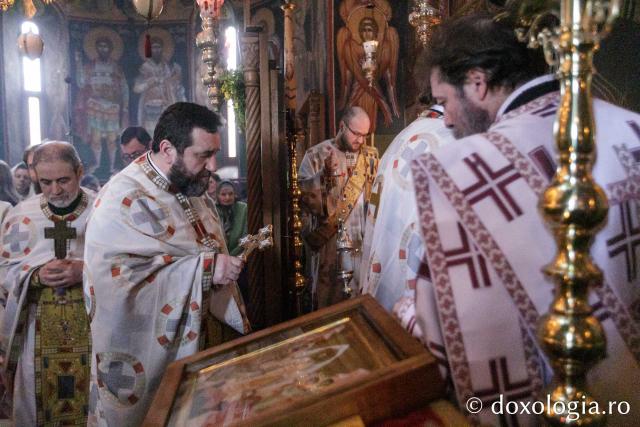 Sfânta Liturghie la hramul bisericii „Sfântul Grigorie Palama” din București / Foto: pr. Silviu Cluci Sfânta Liturghie la hramul bisericii „Sfântul Grigorie Palama” din București
