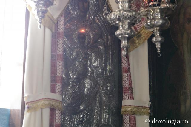 Icoana Maicii Domnului Hrisoleontissa din insula Eghina