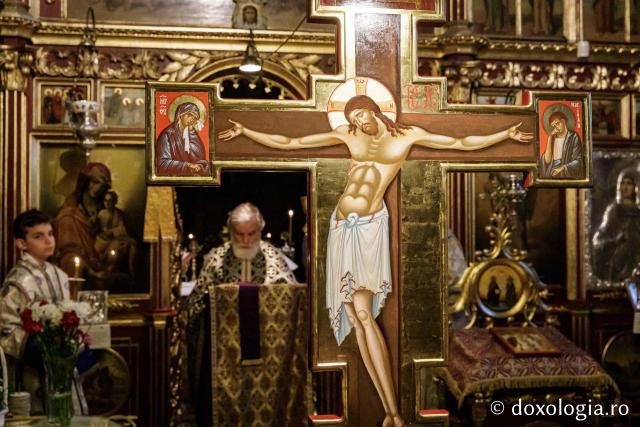 Denia celor 12 Evanghelii la Biserica „Sfânta Cuvioasă Parascheva” din Iași