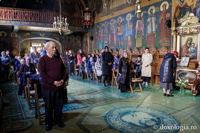 Denia celor 12 Evanghelii la Biserica „Sfânta Cuvioasă Parascheva” din Iași