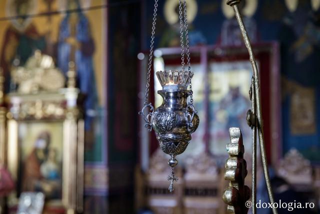 Denia celor 12 Evanghelii la Biserica „Sfânta Cuvioasă Parascheva” din Iași