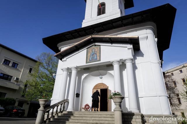 Denia celor 12 Evanghelii la Biserica „Sfânta Cuvioasă Parascheva” din Iași