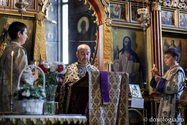 Denia celor 12 Evanghelii la Biserica „Sfânta Cuvioasă Parascheva” din Iași