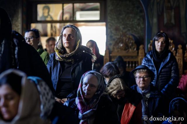 Denia celor 12 Evanghelii la Biserica „Sfânta Cuvioasă Parascheva” din Iași