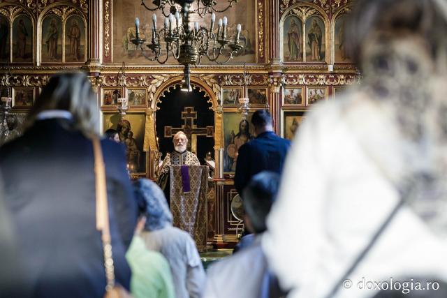 Denia celor 12 Evanghelii la Biserica „Sfânta Cuvioasă Parascheva” din Iași