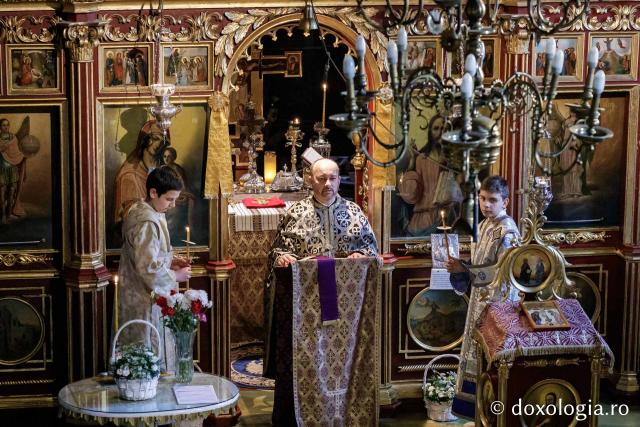 Denia celor 12 Evanghelii la Biserica „Sfânta Cuvioasă Parascheva” din Iași