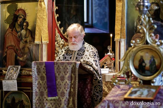 Denia celor 12 Evanghelii la Biserica „Sfânta Cuvioasă Parascheva” din Iași